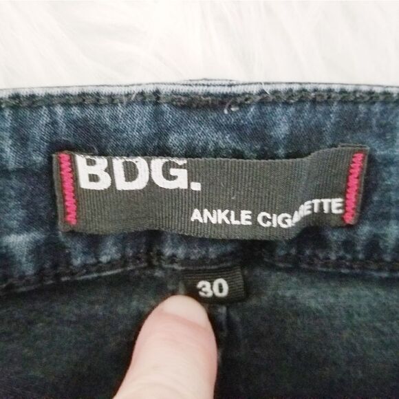 BDG cut off shorts raw hem dark denim wash - Picture 6 of 6